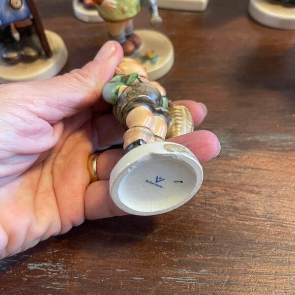 Hummel Goebel Genuine Vintage Figurines Lot of 07 - Picture 3 of 11